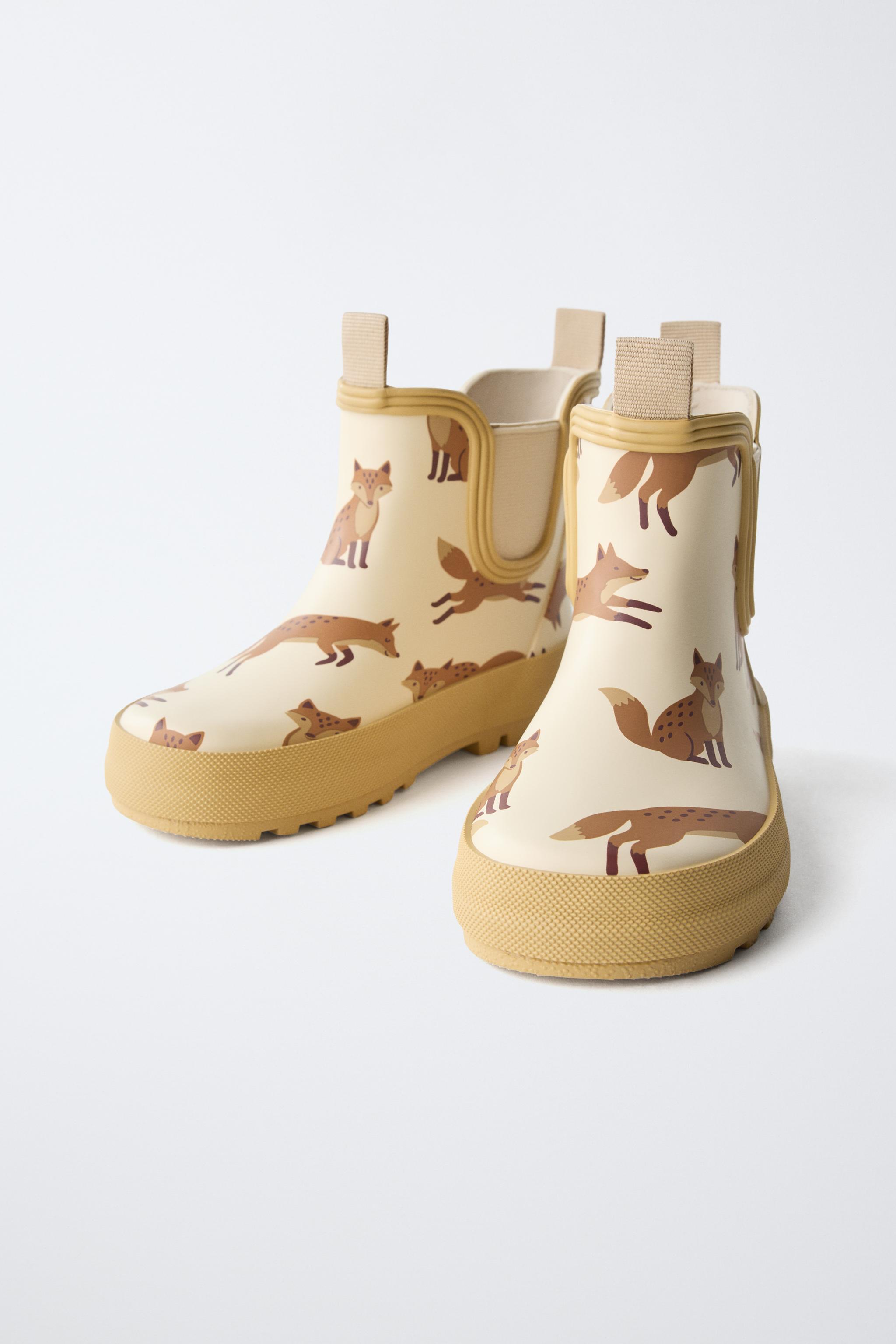 RAIN BOOTS